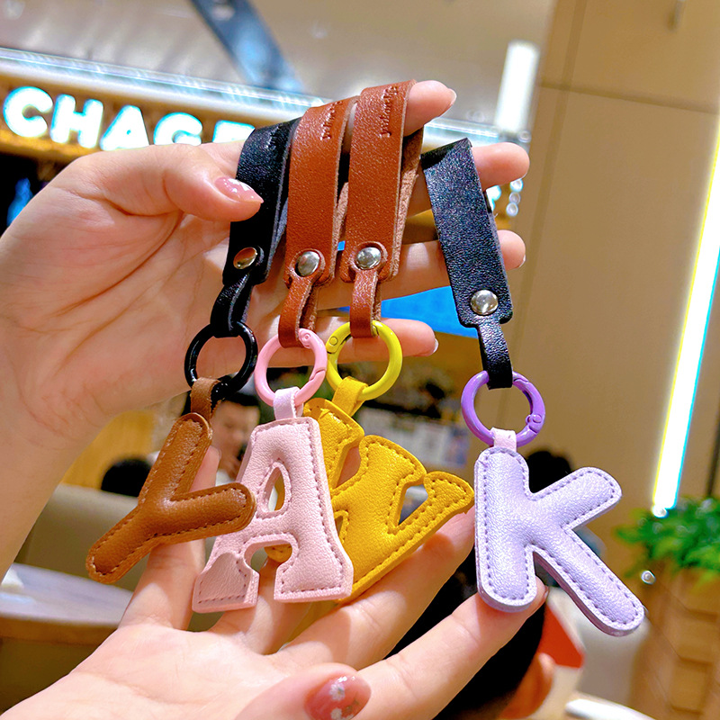 Monogram Keychain Leather - クリエイティブ Pu レザー 26 文字キーホルダーファッションアルファベットキーホルダーハンドバッグ装飾品ペンダント車のキーホルダーアクセサリーギフト
