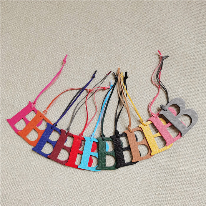 女性用レタリング付き本革キーホルダー,ナチュラルレターペンダ - Monogram Keychain Leather のレビューと価格