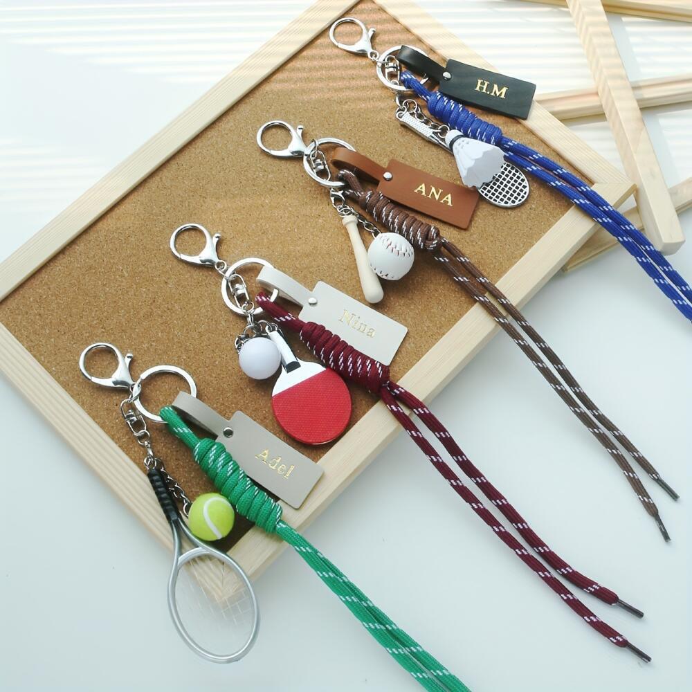 カスタマイズ可能な名前入りスポーツテーマキーチェーン、カラフ - Monogram Keychain Leather のレビューと価格