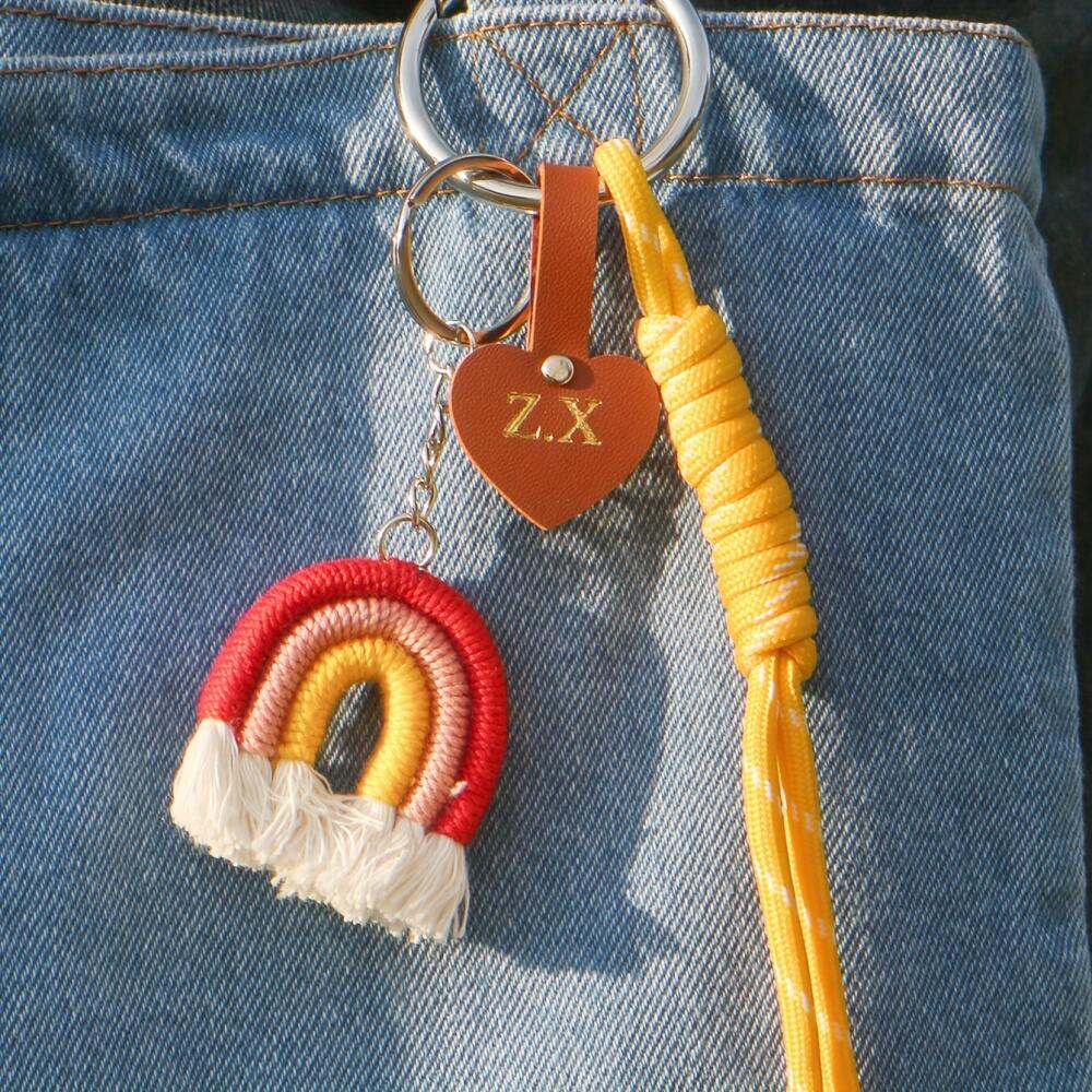 カスタムイニシャルハートレザータグマクラメレインボーキーホル - Monogram Keychain Leather のレビューと価格