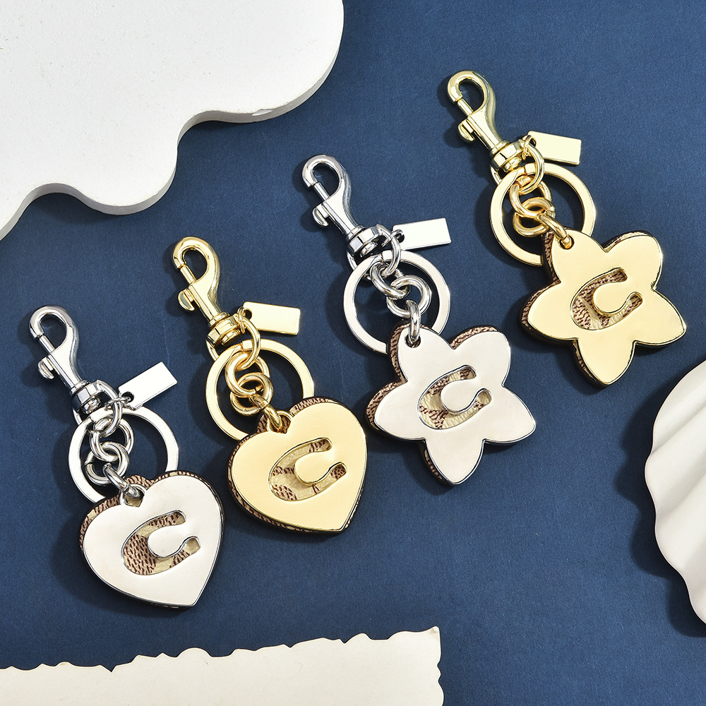 イニシャルCモノグラムバッグチャームキーホルダー、シグネチャ - Monogram Keychain Leather のレビューと価格