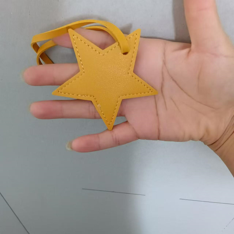無料イニシャル五芒星レザー荷物ペンダントスター pu レザー - Monogram Keychain Leather のレビューと価格